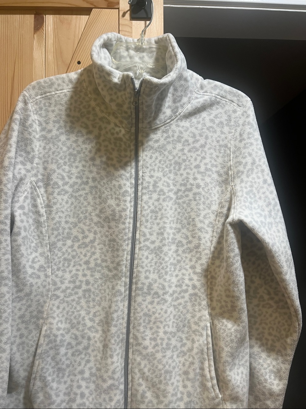 Old navy ladies light gray leopard print fleece top size large